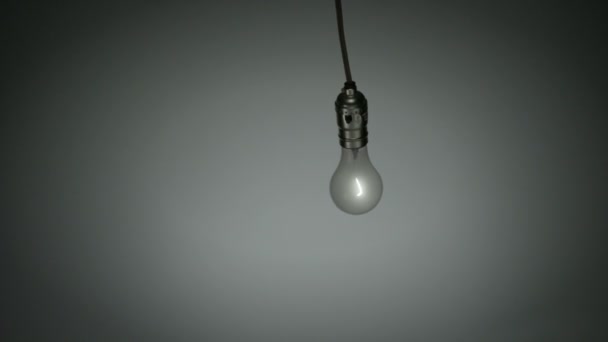 Light bulb opknoping in de lucht — Stockvideo