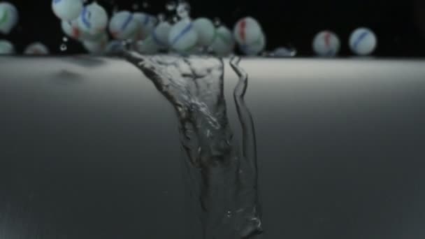 Ballen rollen met water — Stockvideo