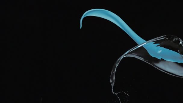 éclaboussures liquides vives dans l'air 