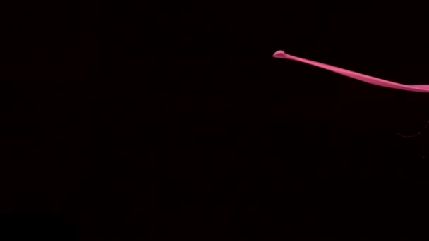 éclaboussures liquides vives dans l'air 