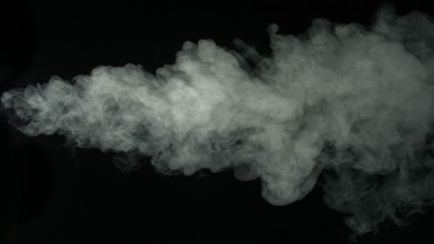 Vapor de agua sobre fondo negro — Vídeos de Stock