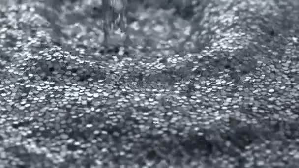 Wassertropfen, die auf dem Wasser plätschern — Stockvideo