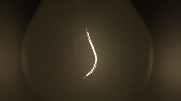 Spirale einer Glühbirne entzündet — Stockvideo
