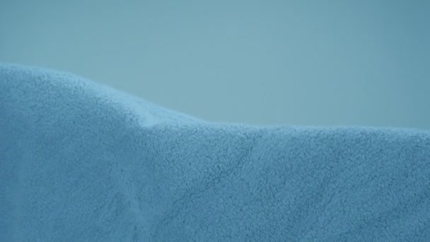 轧制在半空中的蓝色毛巾 — 图库视频影像