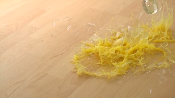 Deixar cair o copo de suco de laranja e quebrar — Vídeo de Stock