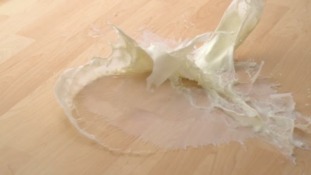 Goutte de verre de lait et rupture — Video