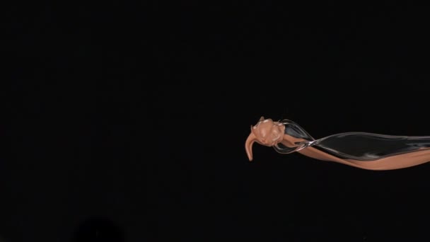 éclaboussures liquides vives dans l'air 