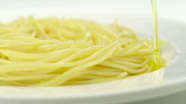 Масло оливковое на спагетти — стоковое видео