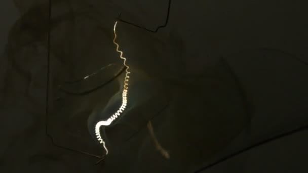 Espiral de uma lâmpada acendendo — Vídeo de Stock