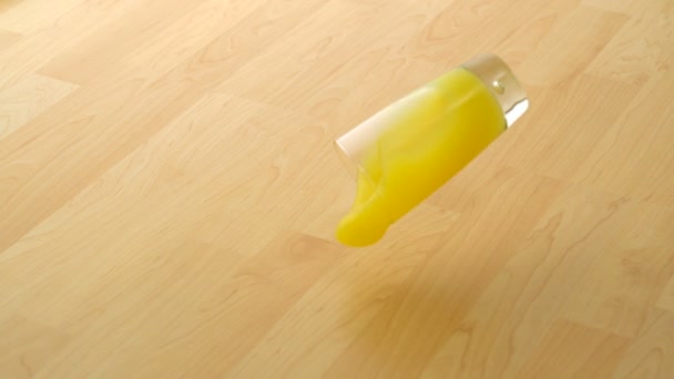 Upuszczanie kieliszek soku pomarańczowego i łamanie — Wideo stockowe