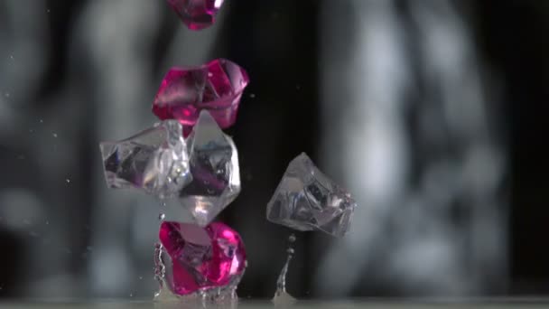 Кубики падають і підстрибують на калюжу — стокове відео