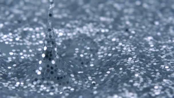 Gota de agua haciendo ondulación en el agua — Vídeo de stock