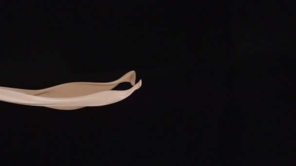 éclaboussures liquides vives dans l'air 