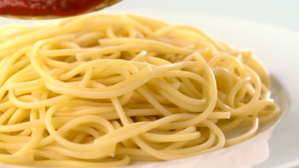 Tomatensaus zetten spaghetti — Stockvideo