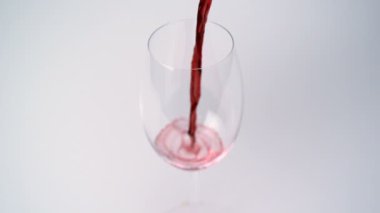 kırmızı şarap bardağa döküldü.