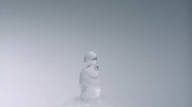 Yüzeyinden yükselen su sıçrama