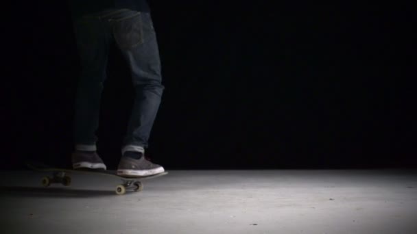Skater rulla in kickflip trick — Stockvideo