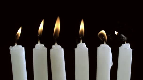 Задувание свечей — стоковое видео