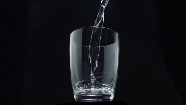 Hälla vatten i glas — Stockvideo
