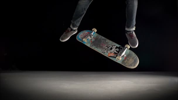 Patinador rodando en truco kickflip — Vídeo de stock