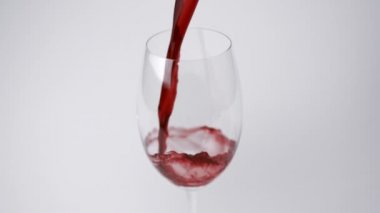 kırmızı şarap bardağa döküldü.