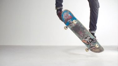 Kickflip hüner yuvarlanan skater