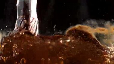 Meşrubat bardağına dökme