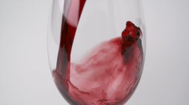 kırmızı şarap bardağa döküldü.