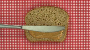 Fıstık ezmesi ve jöle ekmek üzerinde yayılan