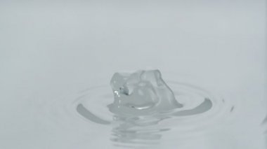 Su dışarı su yüzeyinden kumlama