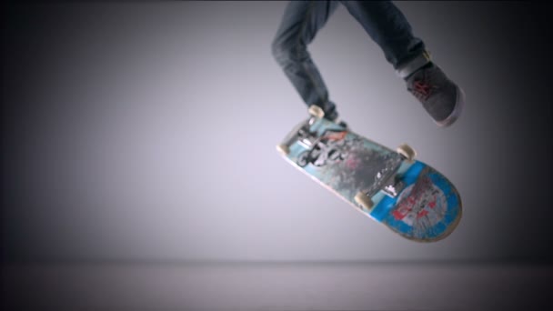 Skater rolando em truque kickflip — Vídeo de Stock