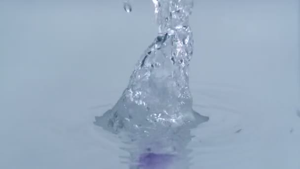 Tryskací vody ven z vody — Stock video