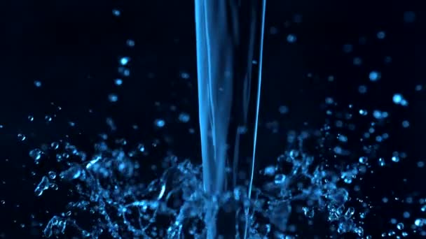 Наливание голубой жидкости — стоковое видео