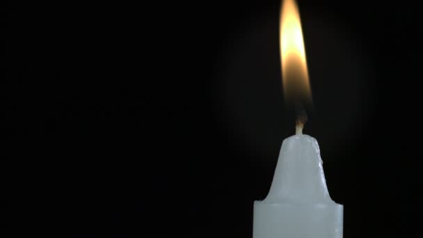 Bläst einzelne Kerze — Stockvideo