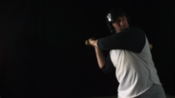 Baseballspieler schlägt Ball — Stockvideo