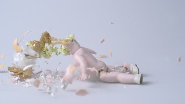 Porcelana boneca sendo esmagada — Vídeo de Stock