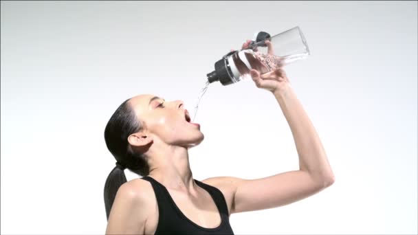 물을 마시는 여자 — 비디오