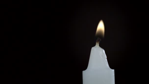 Задувание одной свечи — стоковое видео