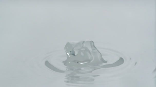 Esplosione di acqua dalla superficie dell'acqua — Video Stock