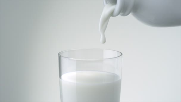 Pouring milk into glass — Stock Video