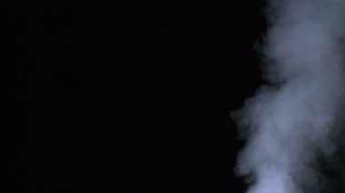 Siyah arka plan üzerine çıkan duman