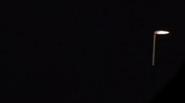 Siyah arka plan üzerine atılmış kibrit çöpü