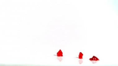 Düşen jöle küpleri