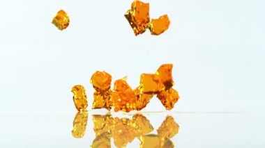 Düşen jöle küpleri