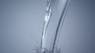 mavi zemin üzerine su dökerek