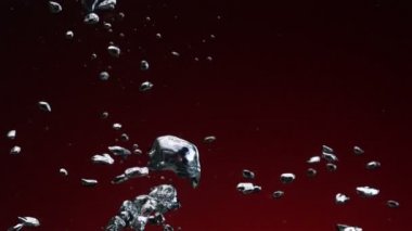 Su altında yükselen kabarcıklar