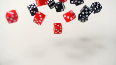 Beyaz arka plan üzerinde haddeleme dices