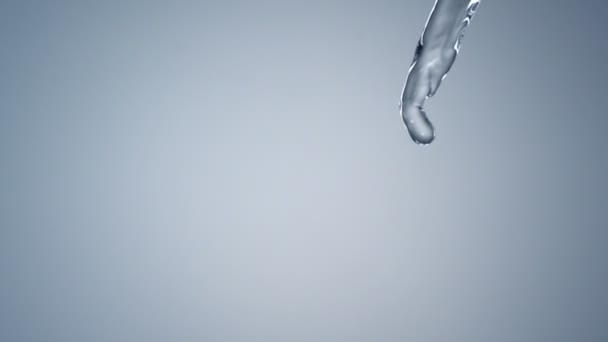 Wasser auf hellem Hintergrund gießen — Stockvideo
