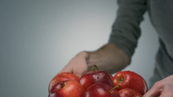 Женщина моет яблоки в сито — стоковое видео