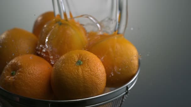 Washing oranges in sieve — Stock Video